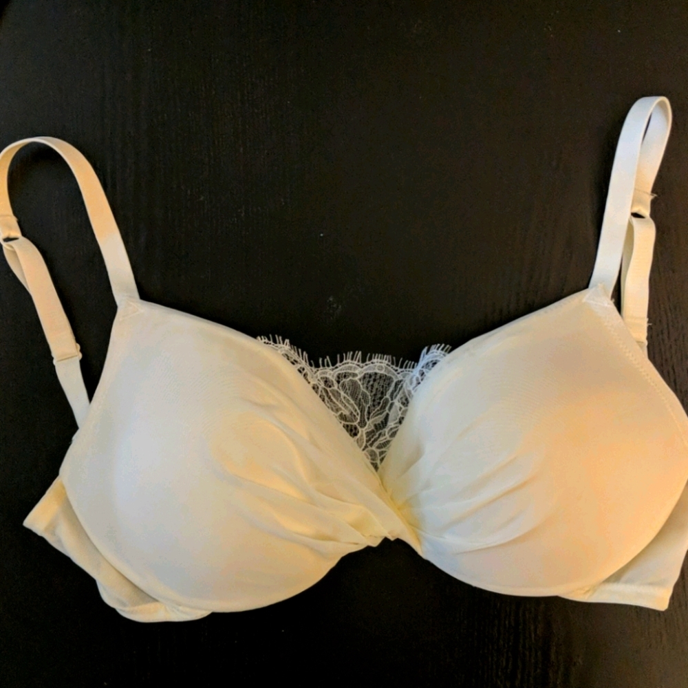 WACOAL underwire off-white bra 32 DD gently used